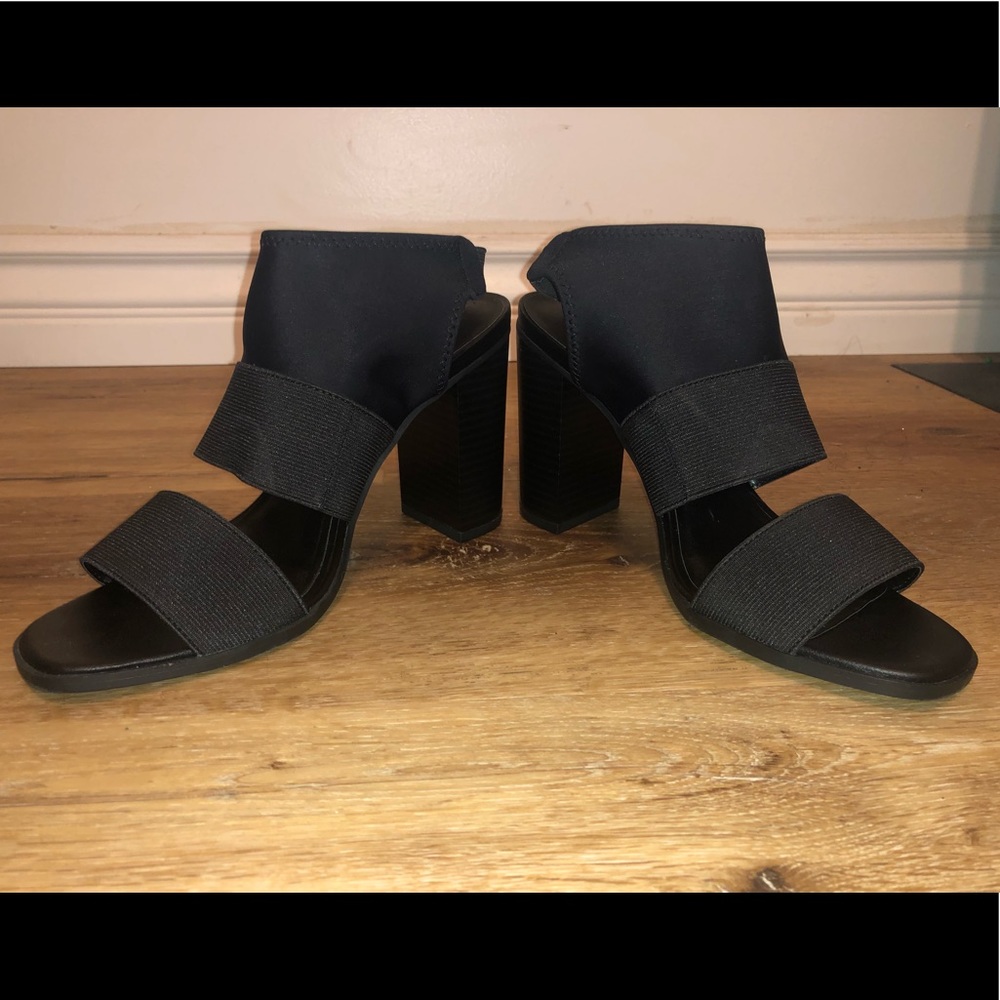 Simply Vera, Vera Wang Candle Sandals (7.5 M)